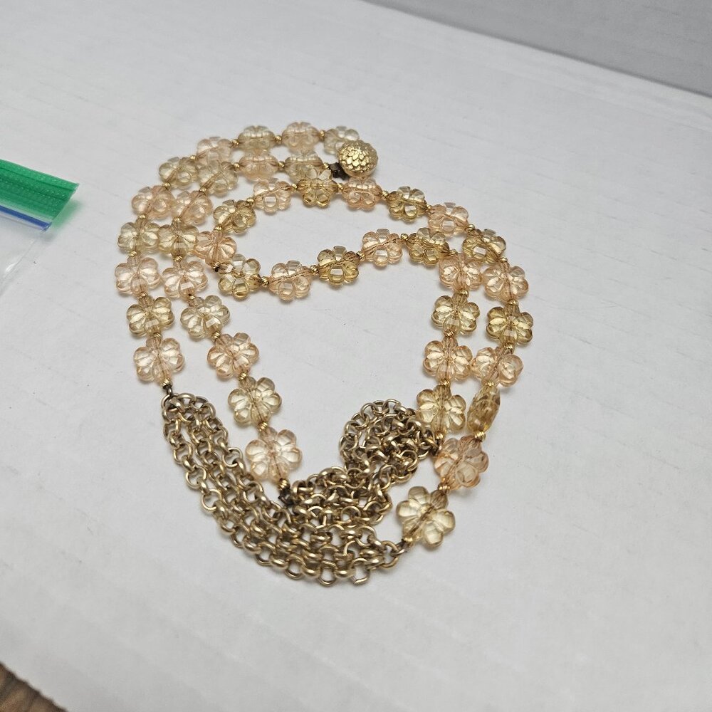 12 1/2 INCH GOLD TONED NECKLACE WITH VERY PALE PINK / YELLOW PLASTIC FLOWER BEAD